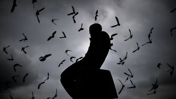 Памятник Ф.М. Достоевскому у здания Российской государственной библиотеки в Москве Памятник Ф.М. Достоевскому у здания Российской государственной библиотеки в Москве