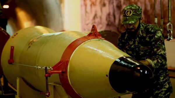 Военнослужащий проверяет баллистическую ракету перед тестовыми испытаниями в Иране Военнослужащий проверяет баллистическую ракету перед тестовыми испытаниями в Иране