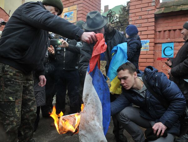 Участники митинга с требованием освободить Н. Савченко сжигают российский флаг, сорванный со здания Генерального консульства РФ во Львове Участники митинга с требованием освободить Н. Савченко сжигают российский флаг, сорванный со здания Генерального консульства РФ во Львове