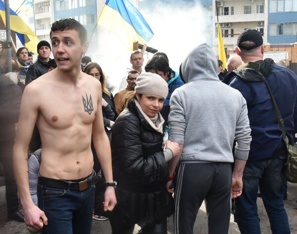 Участники акций в защиту Н. Савченко у Генерального консульства Российской Федерации в Одессе Участники акций в защиту Н. Савченко у Генерального консульства Российской Федерации в Одессе