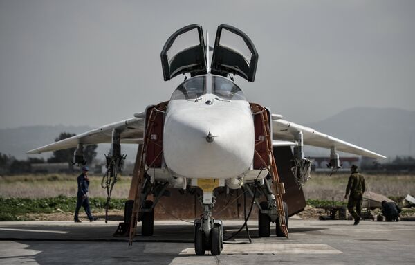 Российский фронтовой бомбардировщик Су-24 готовится к вылету с авиабазы Хмеймим в сирийской провинции Латакия Российский фронтовой бомбардировщик Су-24 готовится к вылету с авиабазы Хмеймим в сирийской провинции Латакия