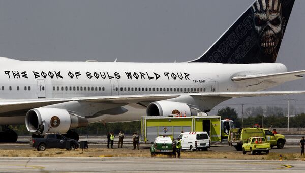 Boeing 747 группы Iron Maiden в аэропорту Сантьяго Boeing 747 группы Iron Maiden в аэропорту Сантьяго
