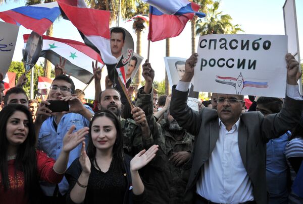 Участники митинга в Тартусе в поддержку операции Воздушно-космических сил РФ в Сирии Участники митинга в Тартусе в поддержку операции Воздушно-космических сил РФ в Сирии