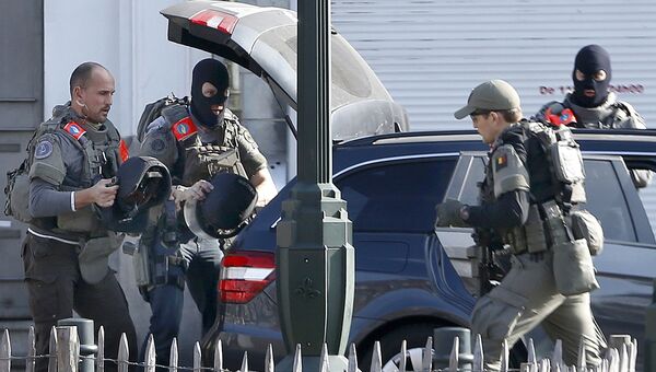 Полиция на месте перестрелки спецназа с подозреваемыми террористами в коммуне Форе в Брюсселе. 15 марта 2016 Полиция на месте перестрелки спецназа с подозреваемыми террористами в коммуне Форе в Брюсселе. 15 марта 2016