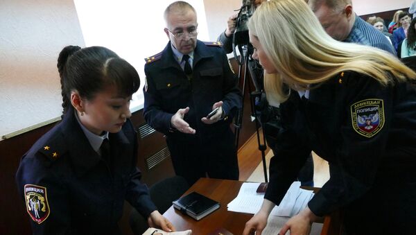 Сотрудники полиции Донецкой Народной Республики готовятся к выдаче паспортов для граждан ДНР в Донецке Сотрудники полиции Донецкой Народной Республики готовятся к выдаче паспортов для граждан ДНР в Донецке