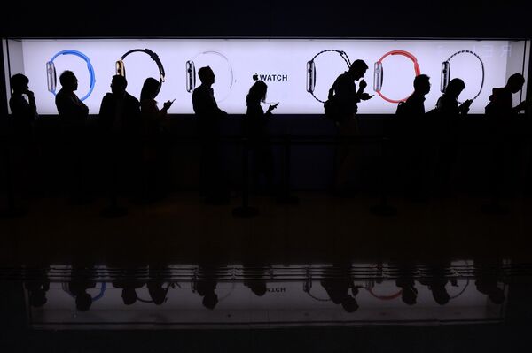 Очередь за умными часами Apple Watch в одном из магазинов Гонконга. 10 апреля 2015 Очередь за умными часами Apple Watch в одном из магазинов Гонконга. 10 апреля 2015