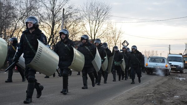Сотрудники правоохранительных органов в поселке Плеханово в Тульской области Сотрудники правоохранительных органов в поселке Плеханово в Тульской области