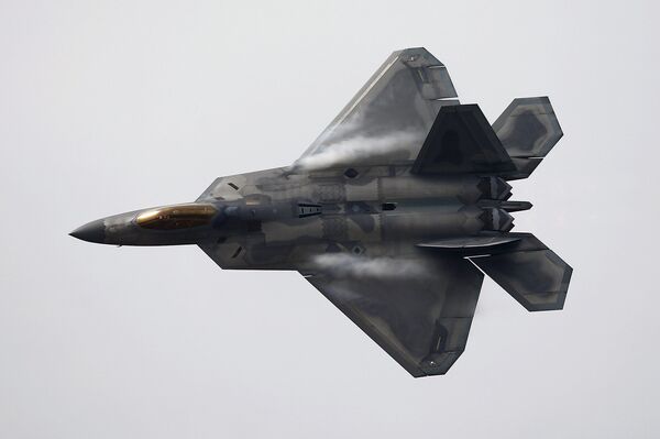 Истребитель ВВС США F-22 Raptor во время выступления на международном аэрокосмическом салоне Латинской Америки FIDAE в аэропорту Сантьяго Истребитель ВВС США F-22 Raptor во время выступления на международном аэрокосмическом салоне Латинской Америки FIDAE в аэропорту Сантьяго