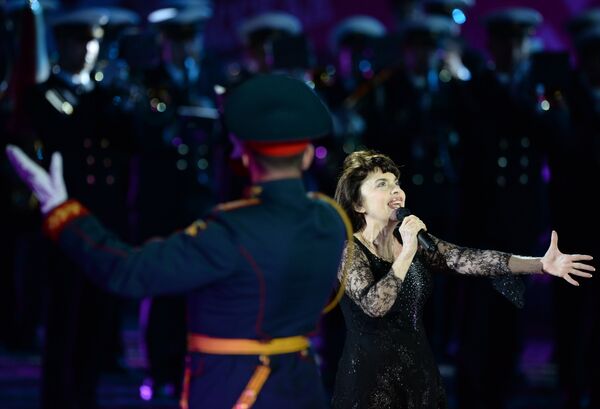 Французская певица Мирей Матье на торжественном открытии международного военно-музыкального фестиваля Спасская башня на Красной площади Французская певица Мирей Матье на торжественном открытии международного военно-музыкального фестиваля Спасская башня на Красной площади