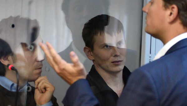 Граждане России Евгений Ерофеев и Александр Александров, задержанные на Украине в мае 2015 года, и новый адвокат А. Александрова Валентин Рыбин Граждане России Евгений Ерофеев и Александр Александров, задержанные на Украине в мае 2015 года, и новый адвокат А. Александрова Валентин Рыбин