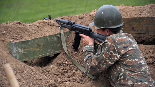 Военнослужащий армии обороны Нагорного Карабаха на первой линии обороны. Архивное фото Военнослужащий армии обороны Нагорного Карабаха на первой линии обороны. Архивное фото