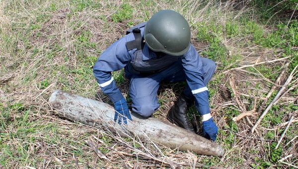 Саперы ЛНР нашли в поле боевую часть снаряда РСЗО Ураган Саперы ЛНР нашли в поле боевую часть снаряда РСЗО Ураган