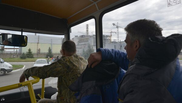 Рабочие в автобусе на строительной площадке возле четвертого блока Чернобыльской АЭС Рабочие в автобусе на строительной площадке возле четвертого блока Чернобыльской АЭС