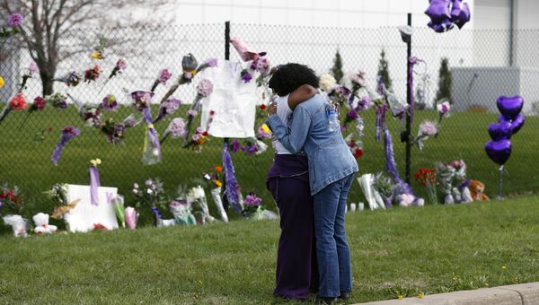 Поклонники возле дома где жил музыкант Принс. Шанхассен, США. Архивное фото Поклонники возле дома где жил музыкант Принс. Шанхассен, США. Архивное фото
