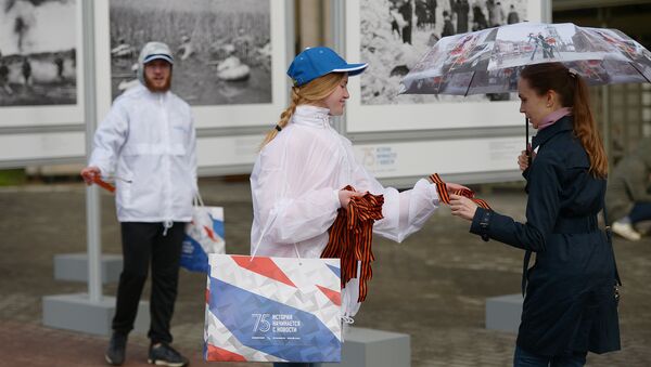 Волонтер раздает георгиевские ленточки в центре Москвы в рамках акции Георгиевская ленточка, посвященной 71-й годовщине Победы в Великой Отечественной войне Волонтер раздает георгиевские ленточки в центре Москвы в рамках акции Георгиевская ленточка, посвященной 71-й годовщине Победы в Великой Отечественной войне