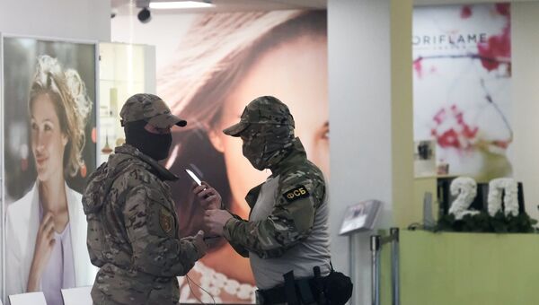 Сотрудники ФСБ в московском офисе компании Oriflame Сотрудники ФСБ в московском офисе компании Oriflame
