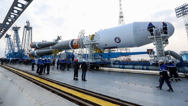 Предстартовый вывоз ракеты Союз-2.1а на стартовую площадку космодрома Восточный. Архив