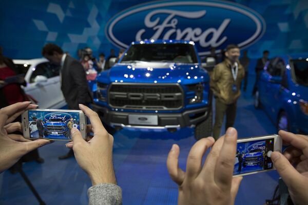 Посетители фотографируют автомобиль Ford F-150 Raptor. Пекинский автосалон, апрель 2016 Посетители фотографируют автомобиль Ford F-150 Raptor. Пекинский автосалон, апрель 2016