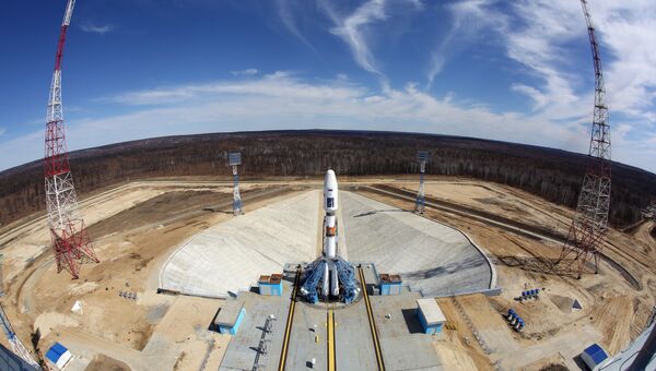 Ракета-носитель Союз-2.1а с российскими космическими аппаратами Ломоносов, Аист-2Д и наноспутником SamSat-218 на стартовом комплексе космодрома Восточный. Архивное фото Ракета-носитель Союз-2.1а с российскими космическими аппаратами Ломоносов, Аист-2Д и наноспутником SamSat-218 на стартовом комплексе космодрома Восточный. Архивное фото