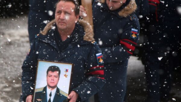 Военнослужащие ВВС России во время похорон летчика Олега Пешкова, погибшего в Сирии Военнослужащие ВВС России во время похорон летчика Олега Пешкова, погибшего в Сирии