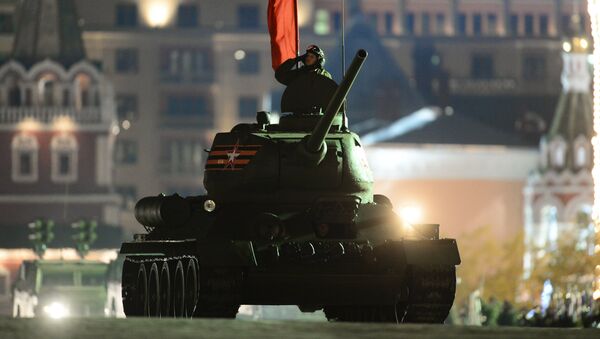 Танк Т-34-85 на репетиции военного парада Танк Т-34-85 на репетиции военного парада