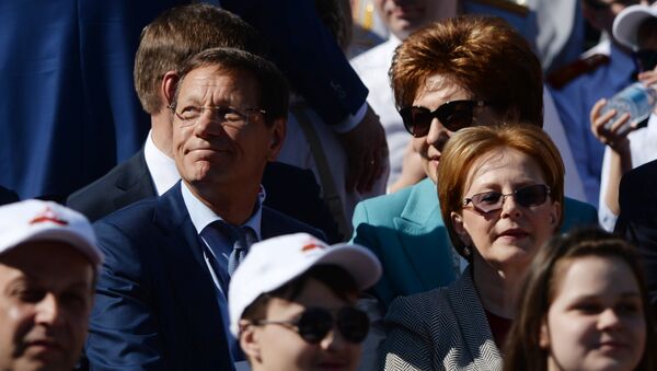 Президент Олимпийского комитета России Александр Жуков и министр здравоохранения РФ Вероника Скворцова (слева направо на втором плане) перед началом военного парада Президент Олимпийского комитета России Александр Жуков и министр здравоохранения РФ Вероника Скворцова (слева направо на втором плане) перед началом военного парада