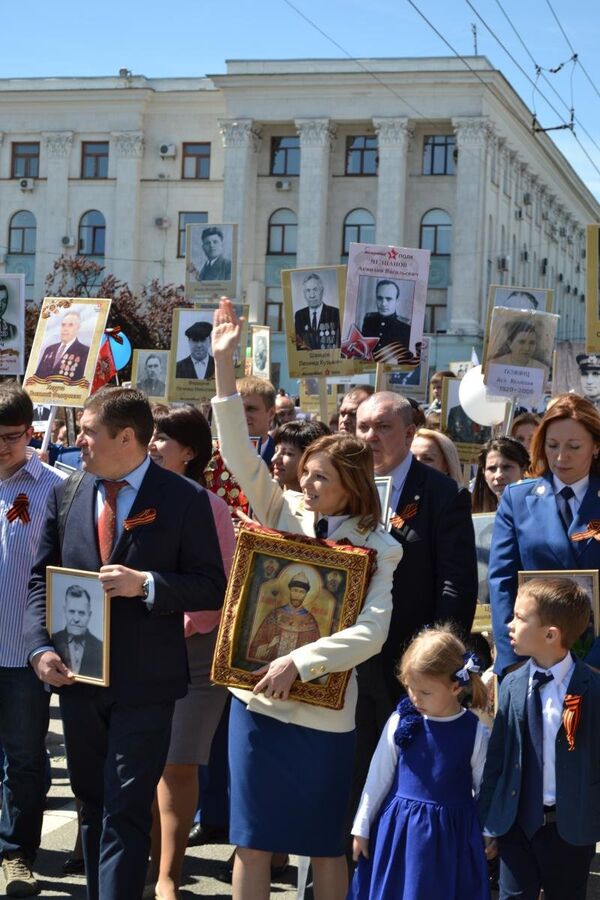 Прокурор Крыма Наталья Поклонская прошла в колонне Бессмертного полка Прокурор Крыма Наталья Поклонская прошла в колонне Бессмертного полка