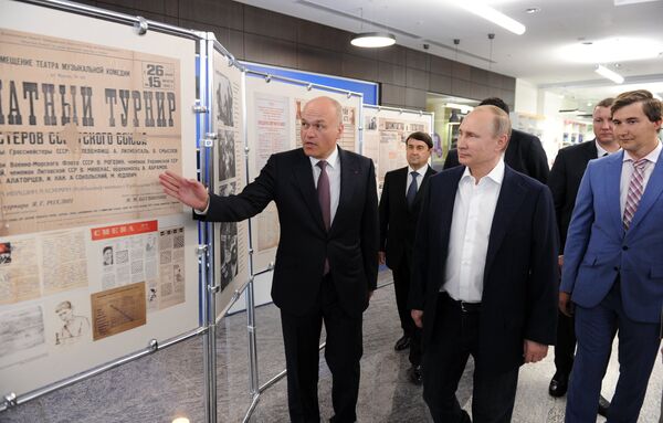 Президент России Владимир Путин во время посещения образовательного центра Сириус в Сочи Президент России Владимир Путин во время посещения образовательного центра Сириус в Сочи