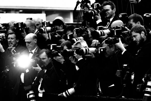 Фотографы работают на церемонии открытия 69-го Каннского кинофестиваля Фотографы работают на церемонии открытия 69-го Каннского кинофестиваля
