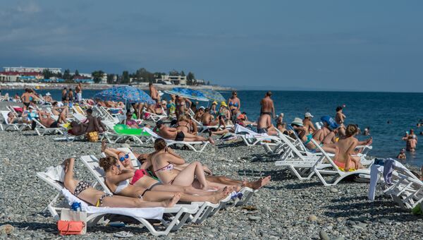 Отдыхающие на пляже в Сочи Отдыхающие на пляже в Сочи