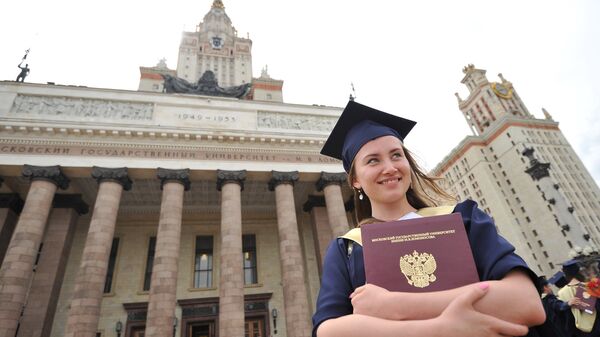 Выпускница университета после церемонии вручения дипломов с отличием 2012 года у Главного здания МГУ имени М.В.Ломоносова