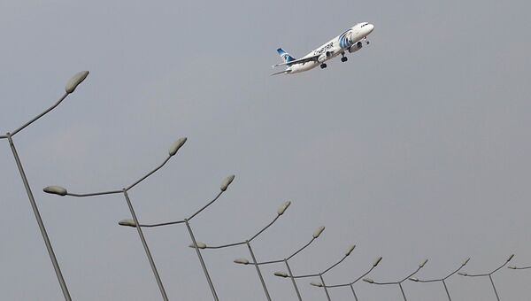 Самолет авиакомпании EgyptAir совершает посадку в аэропорту Каира, Египет. 19 мая 2016 Самолет авиакомпании EgyptAir совершает посадку в аэропорту Каира, Египет. 19 мая 2016