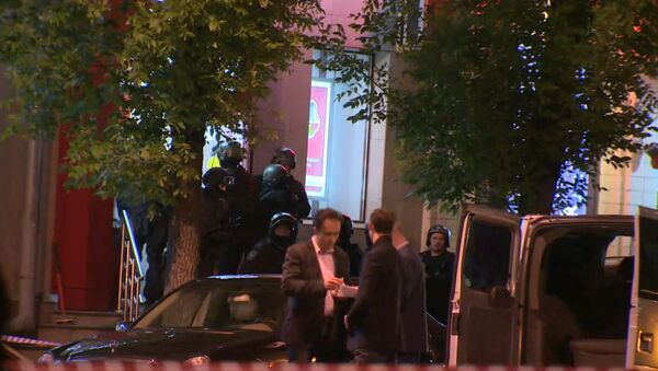 Спецназ ликвидировал налетчика на банк в Москве. Съемка с места ЧП Спецназ ликвидировал налетчика на банк в Москве. Съемка с места ЧП