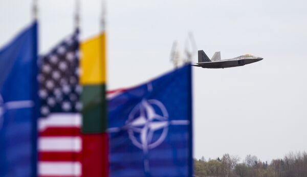 Истребитель ВВС США F-22 Raptor на авиабазе Зокняй, Литва Истребитель ВВС США F-22 Raptor на авиабазе Зокняй, Литва