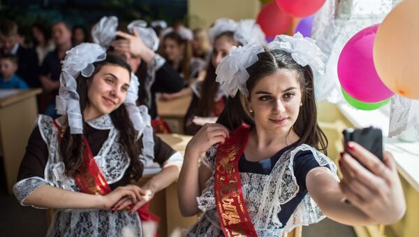 Выпускники во время праздника Последний звонок в гимназии №1 им. А.Лупова в городе Тара Омской области Выпускники во время праздника Последний звонок в гимназии №1 им. А.Лупова в городе Тара Омской области