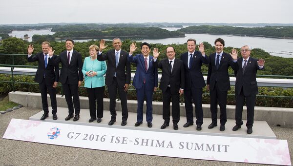 Лидеры стран-участниц саммита G7 во время прогулки по территории храма Исэ-Дзингу в Японии. 26 мая 2016 года Лидеры стран-участниц саммита G7 во время прогулки по территории храма Исэ-Дзингу в Японии. 26 мая 2016 года