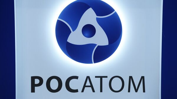 Логотип на стенде государственной корпорации по атомной энергии Росатом