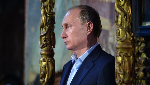 Президент России Владимир Путин во время посещения соборного храма Успения Пресвятой Богородицы на Святой горе Афон Президент России Владимир Путин во время посещения соборного храма Успения Пресвятой Богородицы на Святой горе Афон