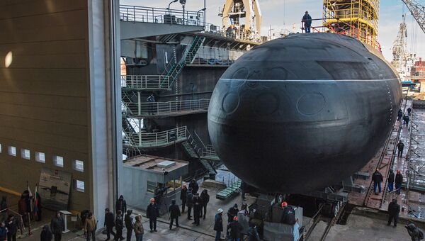 Спуск на воду подводной лодки Великий Новгород проекта 636. Архивное фото Спуск на воду подводной лодки Великий Новгород проекта 636. Архивное фото