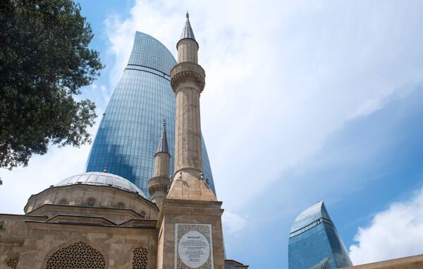 Sehidler Mescidi мечеть рядом с комплексом Башни пламени в Баку Sehidler Mescidi мечеть рядом с комплексом Башни пламени в Баку