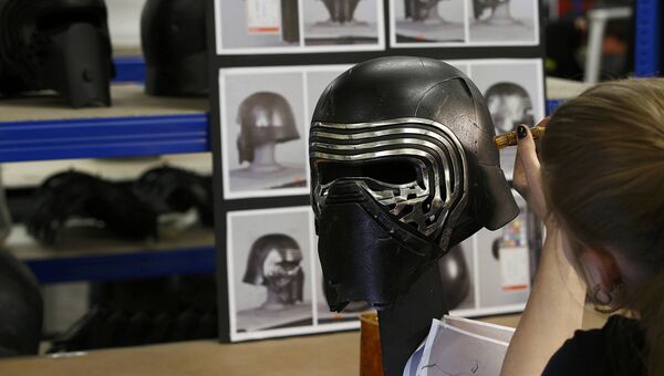 Сотрудник студии Pinewood Studios в Англии за работой Сотрудник студии Pinewood Studios в Англии за работой