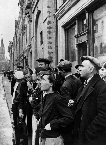 Жители столицы 22 июня 1941 года во время объявления по радио правительственного сообщения о вероломном нападении фашистской Германии на Советский Союз Жители столицы 22 июня 1941 года во время объявления по радио правительственного сообщения о вероломном нападении фашистской Германии на Советский Союз