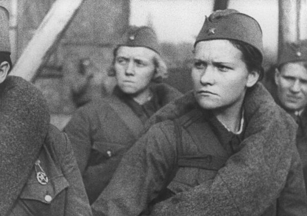 Кадр из фильма Москвичи в 1941 году Кадр из фильма Москвичи в 1941 году
