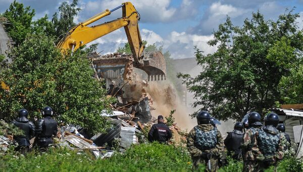 Сотрудники правоохранительных органов в поселке Плеханово в Тульской области, где происходит снос незаконно установленных построек. Архивное фото Сотрудники правоохранительных органов в поселке Плеханово в Тульской области, где происходит снос незаконно установленных построек. Архивное фото