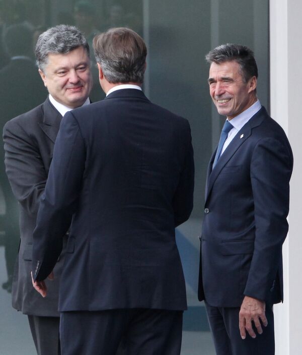 Президент Украины Петр Порошенко, премьер-министр Великобритании Дэвид Кэмерон и генеральный секретарь НАТО Андерс Фог Расмуссен (слева направо) Президент Украины Петр Порошенко, премьер-министр Великобритании Дэвид Кэмерон и генеральный секретарь НАТО Андерс Фог Расмуссен (слева направо)