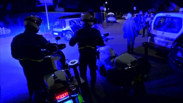 Сотрудники правоохранительных органов Франции на месте убийства полицейского под Парижем. 14 июня 2016 Сотрудники правоохранительных органов Франции на месте убийства полицейского под Парижем. 14 июня 2016