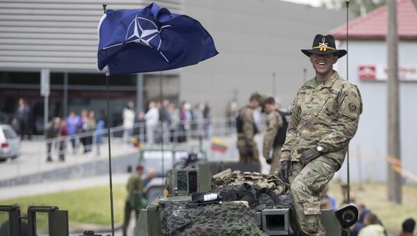 Военнослужащий армии США во время совместных учений войск НАТО. Архивное фото Военнослужащий армии США во время совместных учений войск НАТО. Архивное фото