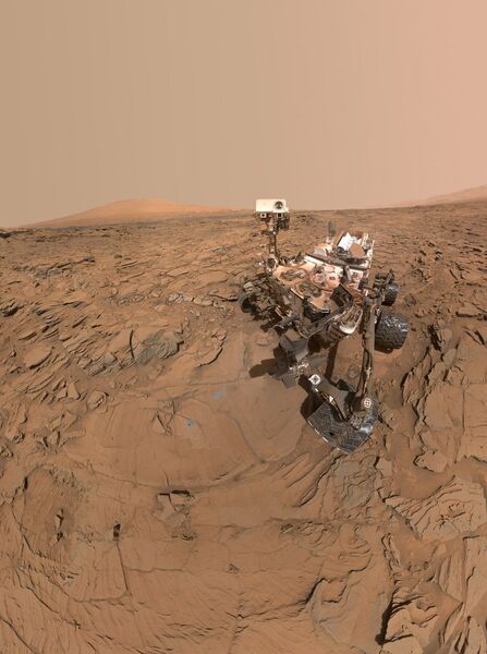 Сэлфи Curiosity, сделанный рядом с камнем Окорузо Сэлфи Curiosity, сделанный рядом с камнем Окорузо