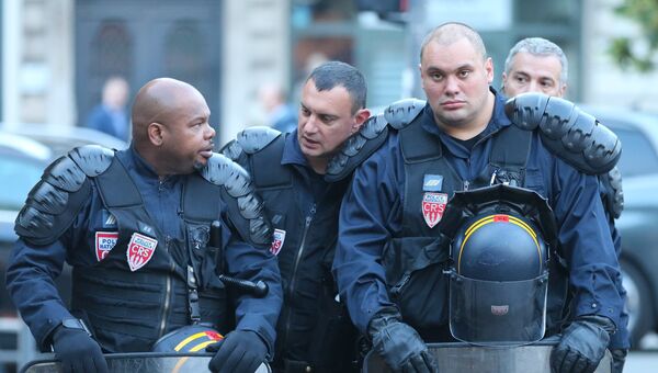 Сотрудники правоохранительных органов Франции на одной из улиц в городе Лилле. Архивное фото Сотрудники правоохранительных органов Франции на одной из улиц в городе Лилле. Архивное фото