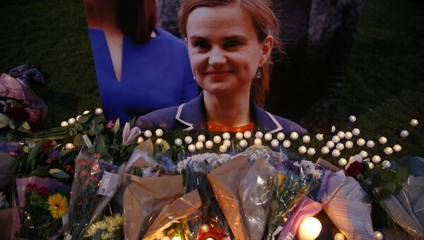 Цветы в память о погибшем депутате Джо Кокс на площади Парламента в Лондоне. 16 июня 2016. Цветы в память о погибшем депутате Джо Кокс на площади Парламента в Лондоне. 16 июня 2016.